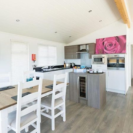 Fishguard Bay Resort Llanllawer Esterno foto