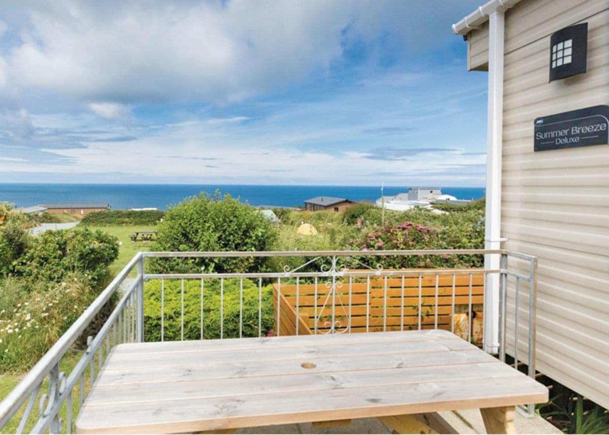 Fishguard Bay Resort Llanllawer Esterno foto
