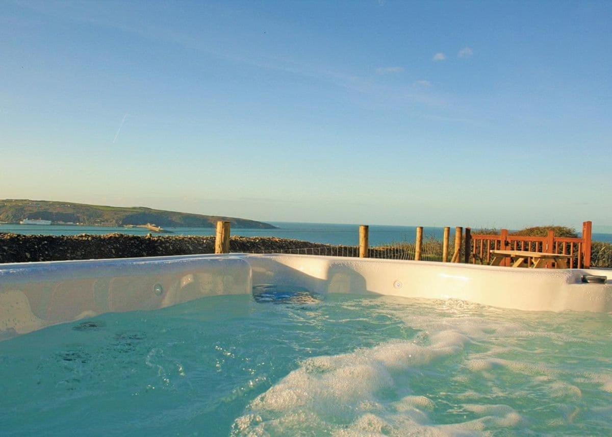 Fishguard Bay Resort Llanllawer Esterno foto