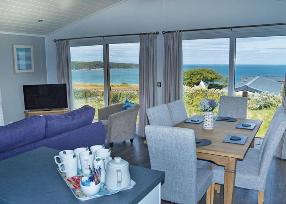 Fishguard Bay Resort Llanllawer Esterno foto