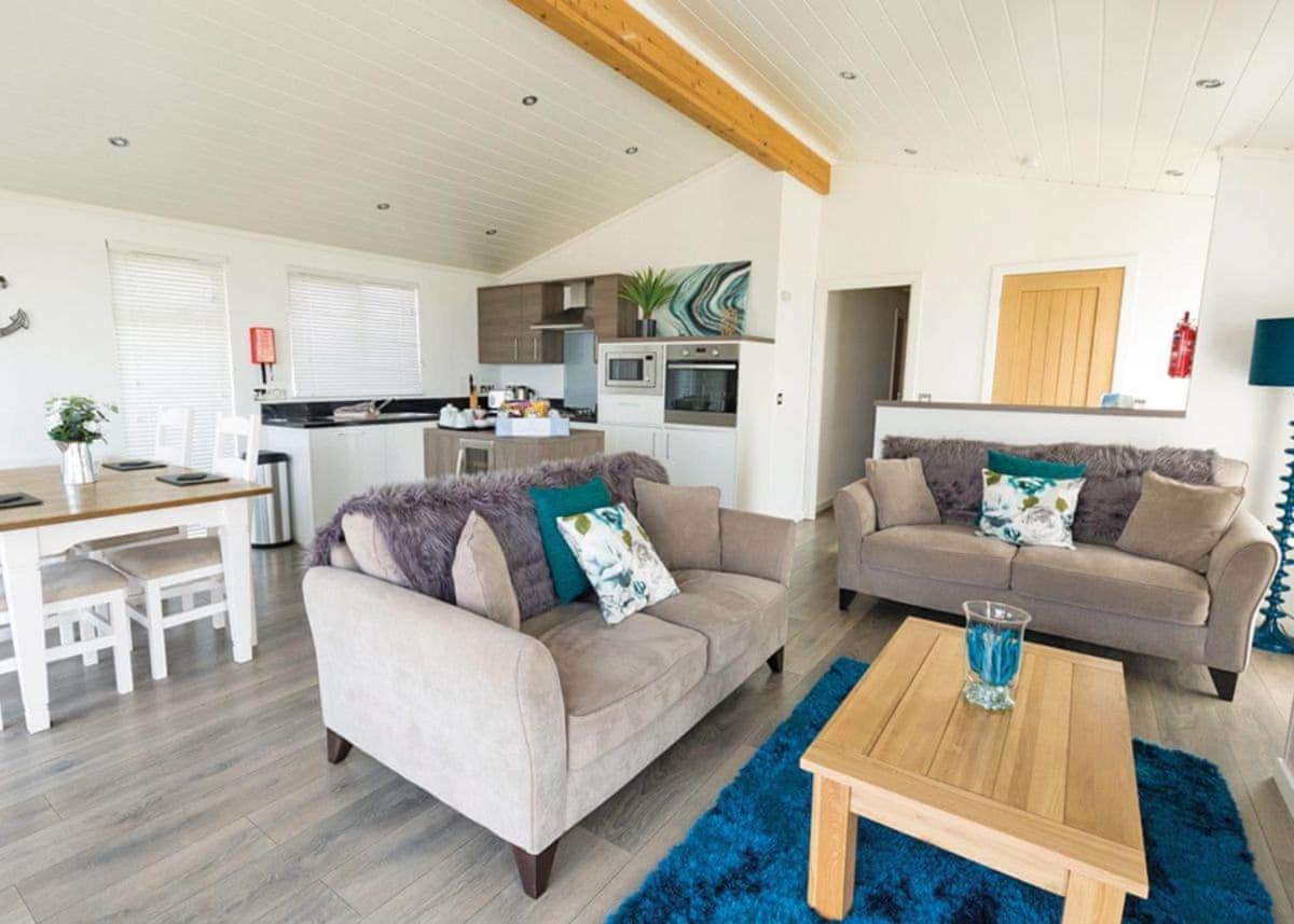 Fishguard Bay Resort Llanllawer Esterno foto