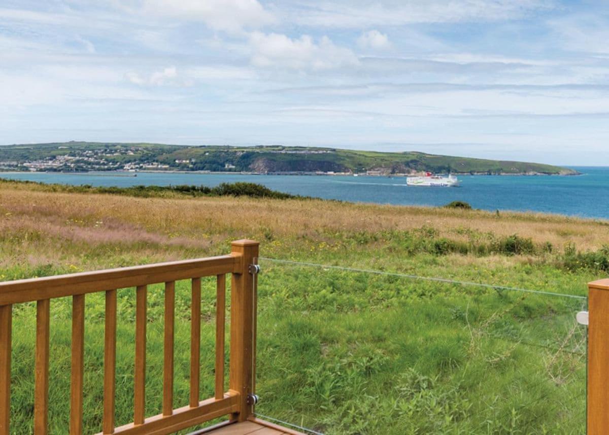 Fishguard Bay Resort Llanllawer Esterno foto
