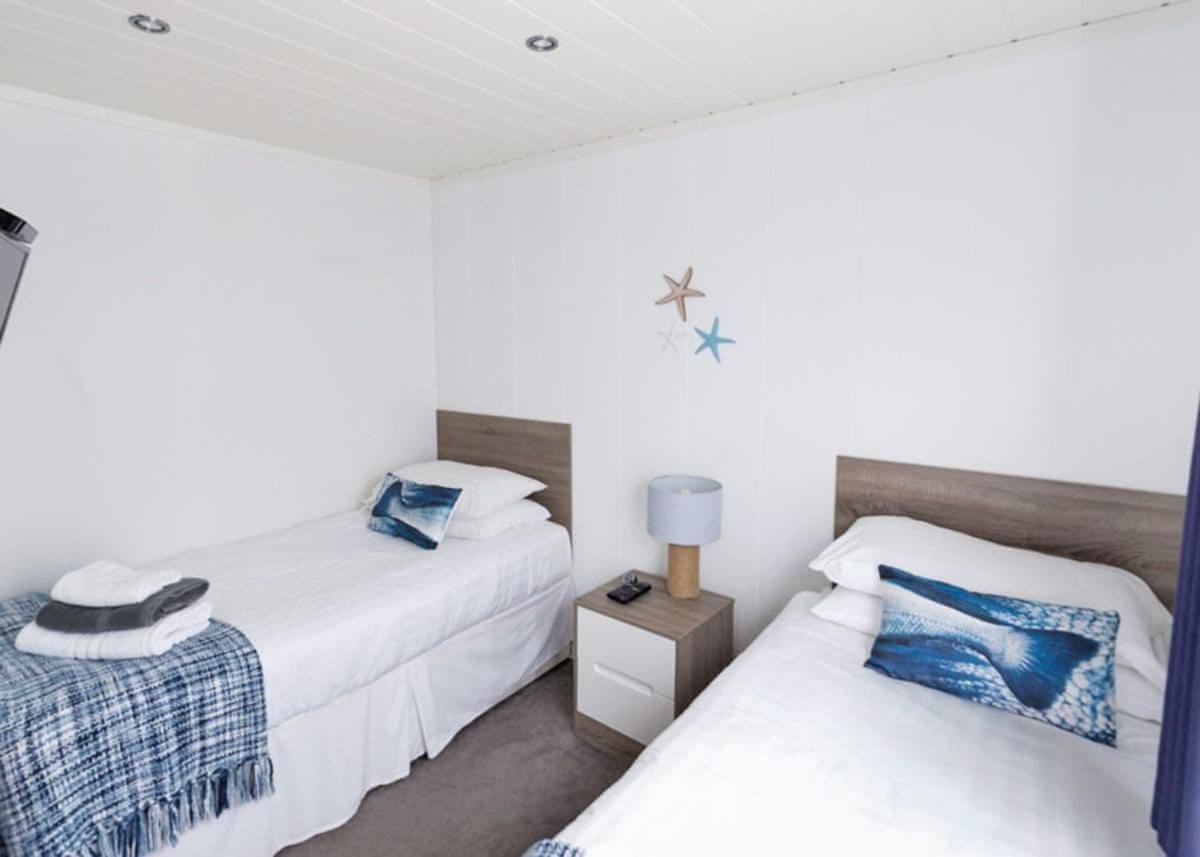 Fishguard Bay Resort Llanllawer Esterno foto