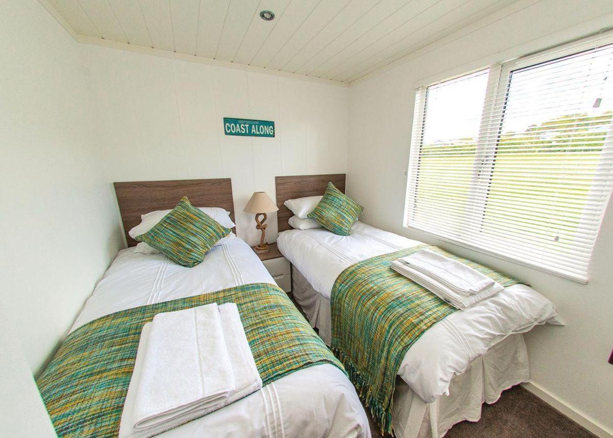 Fishguard Bay Resort Llanllawer Esterno foto